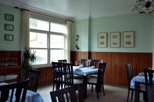 LadridoPension Bajamar的一间带桌椅和窗户的用餐室