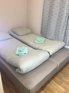 塔林Suur-Ameerika Apartment的客房内的两张床和毛巾