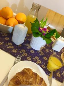 塔林Suur-Ameerika Apartment的一张桌子,上面放着一盘面包和一碗橙子