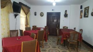 LeorzeniDofteana Park的一间设有两张桌子和椅子的用餐室以及一扇门