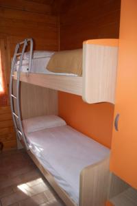 马里纳迪马萨Parco Vacanze Camping Sogno的小屋内的双层床间 - 带两张双层床