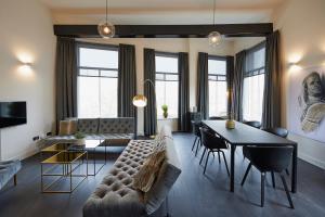 哈林亨"DE BANK" - Hotel Apartments的客厅配有沙发和桌子