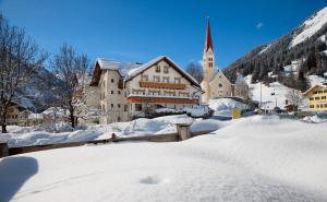 豪尔兹高嘎斯霍夫巴林酒店的一座被雪覆盖的小镇,教堂
