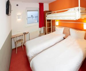 布雷达布雷达普瑞米尔经典酒店的酒店客房 - 带2张床和1张双层床