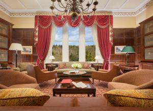 High Blantyre克罗斯巴斯吉城堡酒店的客厅配有红色窗帘和大窗户
