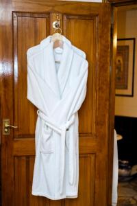 文特诺考拉旅馆的挂在门上的白色长袍