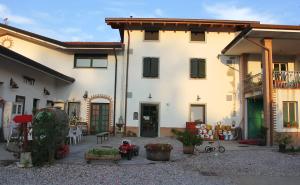 PrepottoAgriturismo Scribano的一座白色的大建筑,前面有一个庭院