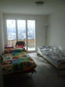 SeewenFerienwohnung Suter的一间卧室设有两张床和窗户。