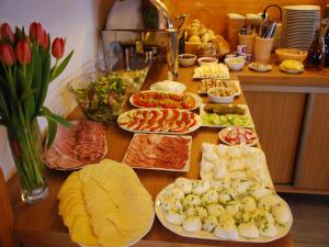 恰萨纳格拉威拉波德克森塞姆宾馆的一张桌子上放着许多盘子的食物