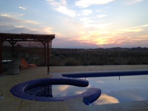 Las VentanasCortijo de los Castellanos的一座享有日落美景的游泳池