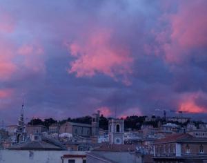 安科纳Camera con Vista的粉红色云的城市景观