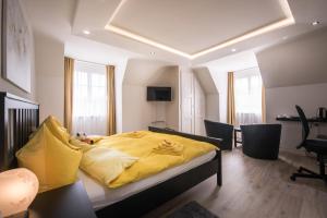 伯尔尼麦克斯航空别墅&公寓旅馆的一间卧室配有一张黄色的床、椅子和书桌