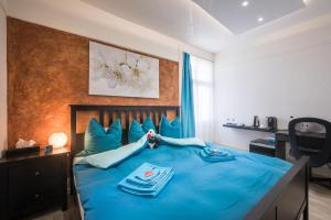 伯尔尼麦克斯航空别墅&公寓旅馆的一间卧室配有蓝色的床和蓝色的床单