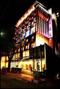 瓦斯科达伽马HQ酒店的一座在晚上有灯的大建筑