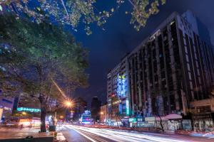 台北新仕飯店-New City Hotel的夜幕,建筑和街灯