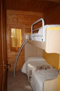 马里纳迪马萨Parco Vacanze Camping Sogno的小屋内的小房间,配有双层床