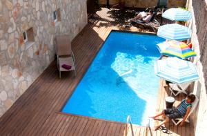 卡拉纳雅达马贝尔酒店的享有带2人泳池和遮阳伞的顶部景致