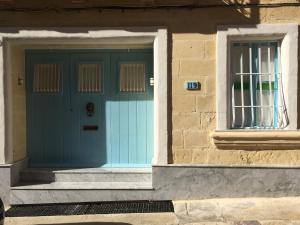 比尔古Birgu Studio Maisonette的大楼的蓝色门和窗户