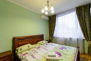 基辅Роздільна 3 кімнатна по вул Володимирська , навпроти Оперного Театру的一间卧室配有带毛巾的床和窗户。