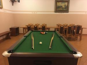恰萨纳格拉Górski Ośrodek Wczasowy Kościelec的一张带棍棒和球的台球桌