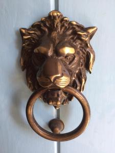 比尔古Birgu Studio Maisonette的狮子用手柄敲打铜门