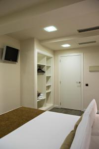 巴塞罗那BCN Urbaness Hotels Del Comte的一间卧室配有一张床和一个衣柜