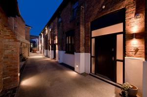 圣奥尔本斯HomefromHolme St Peters Mews的一条空洞的小巷,有砖砌建筑和灯