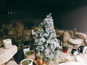 釜山IDEA酒店的坐在桌子旁的白圣诞树