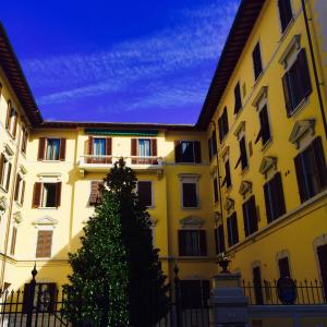 佛罗伦萨约翰娜一世住宿酒店的前面有圣诞树的建筑