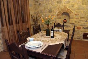 法拉萨纳Adam Villas的餐桌和一瓶葡萄酒