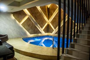 埃里温米拉奇酒店的一座带天花板的建筑中的游泳池