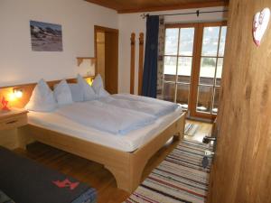 基茨比厄尔林登霍夫酒店的一间卧室配有一张带白色床单的床和一扇窗户。