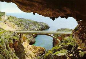托雷瓦多Villa Nepole的山洞中水体上的桥梁