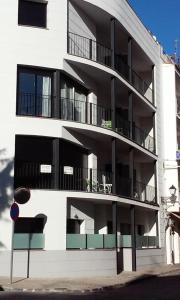 滨海托萨TDM公寓的公寓大楼的一侧设有阳台。