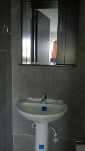 马尼萨莱斯Apartaestudios El Cable的浴室设有白色水槽和镜子