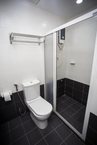 吉隆坡迦蓝塔尔阿卡尔酒店 的一间带卫生间和淋浴的浴室