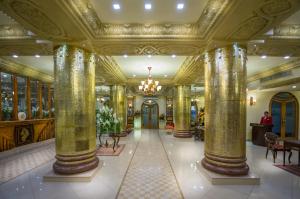 拉合尔豪华大酒店的建筑的大厅,有柱子和吊灯