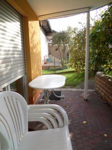 米歇尔施塔特Ferienwohnung Bischoff的庭院里的白色桌椅