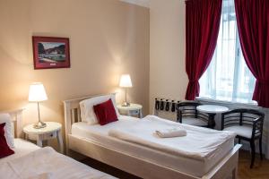 拉贝河畔乌斯季皮沃瓦纳莱切酒店的酒店客房设有两张床和窗户。