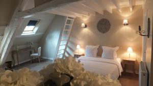 卢瓦尔河畔叙利克洛瑟拉利酒店的卧室配有白色的床和梯子
