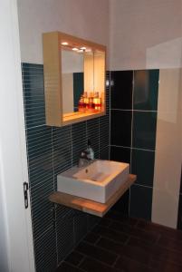 Faja GrandeCasa do Baixio的一间带水槽和镜子的浴室