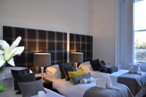 爱丁堡国际宾馆的酒店客房设有两张床,里面装有动物