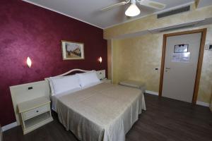 圣巴特罗摩艾美尔New Automatic Villa Daniela的一间卧室配有一张床和紫色的墙壁
