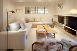 巴奎伊拉-贝莱特Val de Ruda Luxe 49 by FeelFree Rentals的客厅配有沙发和桌子