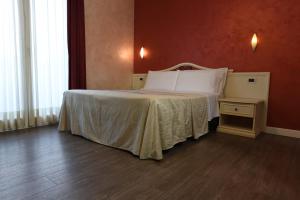 圣巴特罗摩艾美尔New Automatic Villa Daniela的卧室配有红色墙壁内的一张床