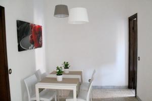 罗马Nonna grazia的白色的用餐室配有桌椅