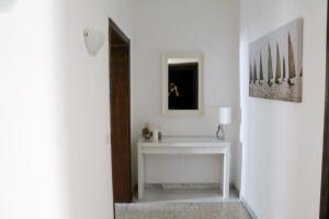 罗马Nonna grazia的走廊上设有白色桌子和镜子