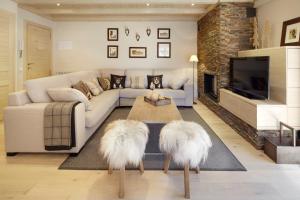 巴奎伊拉-贝莱特Val de Ruda Luxe 45 by FeelFree Rentals的客厅配有白色沙发和两把白色椅子