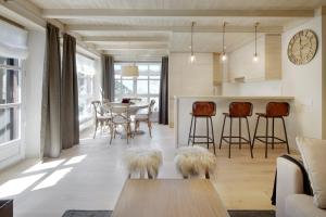 巴奎伊拉-贝莱特Val de Ruda Luxe 45 by FeelFree Rentals的一间带桌椅的客厅和一间厨房