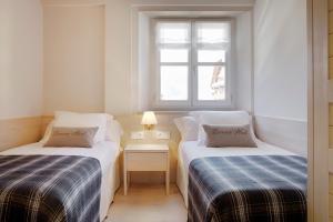 巴奎伊拉-贝莱特Val de Ruda Luxe 45 by FeelFree Rentals的小型客房 - 带2张床和窗户